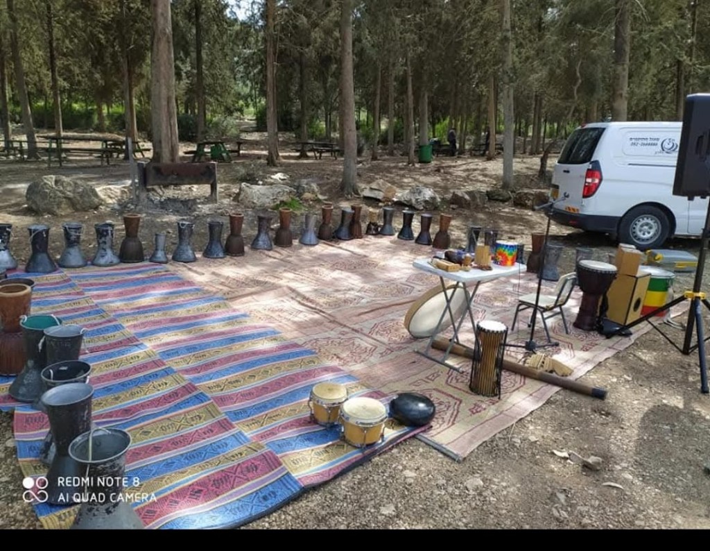 הופעת קרנבל צבעונית עם תופים ורקדניות